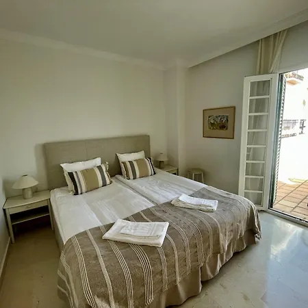 - House - Sleeps 4 - Pool - Parking *