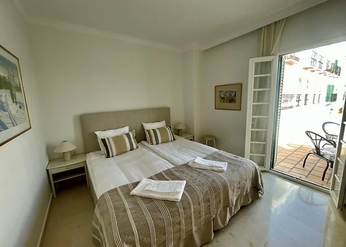 Holiday home - House - Sleeps 4 - Pool - Sea View